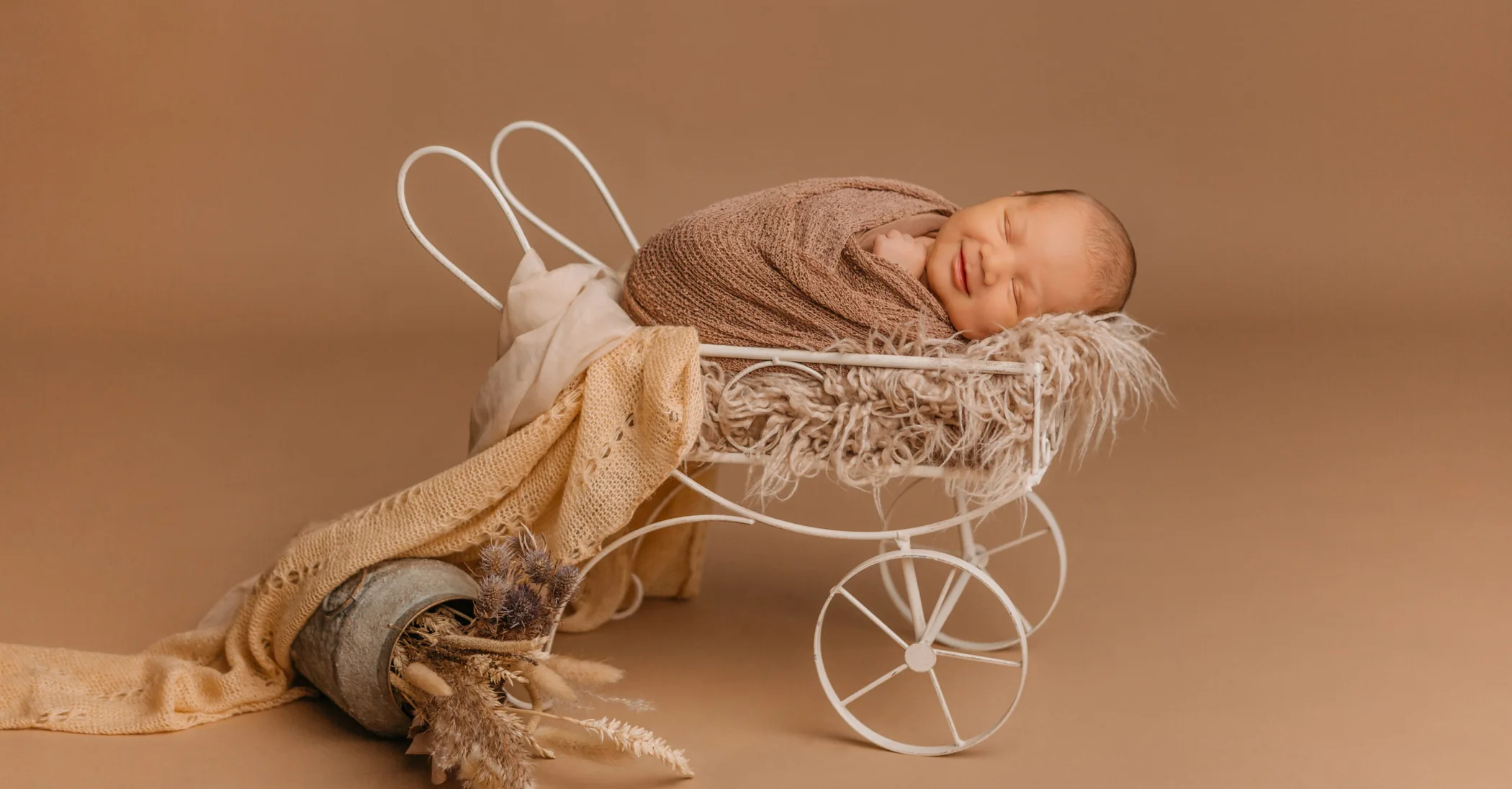 Schlafendes Neugeborenes beim Newborn-Shooting im Studio