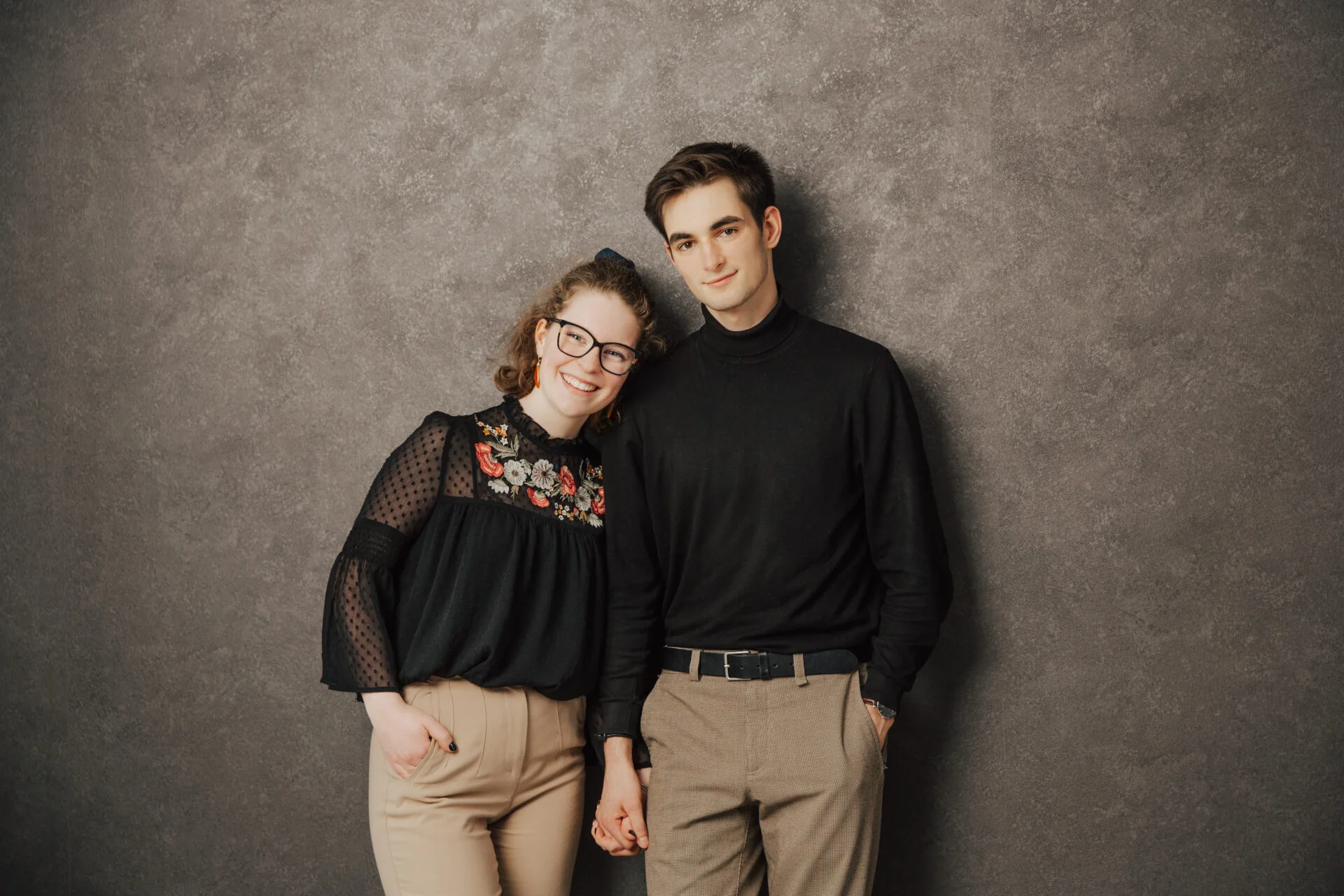 Zwei Menschen beim gemeinsamen Portraitshooting im Studio